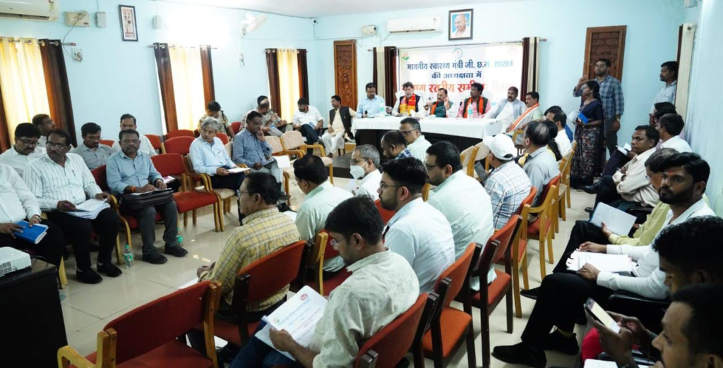 स्वास्थ्य मंत्री ने जगदलपुर में ली स्वास्थ्य विभाग की संभाग स्तरीय समीक्षा बैठक