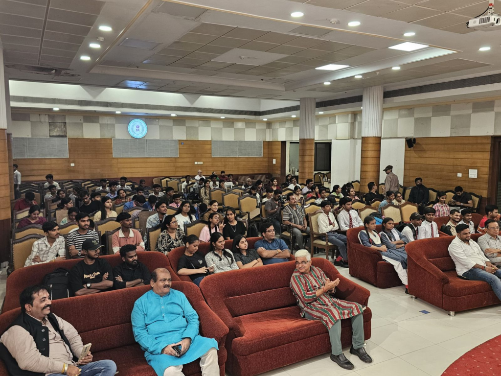 नशे के खिलाफ बच्चों ने खींचे रचनात्मक कार्टून, सम्मानित हुए विजेता
